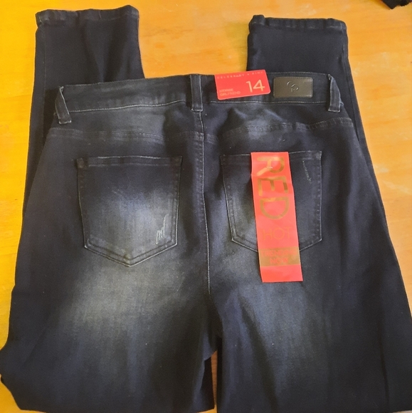 Trendy Black Skinny Jeans with Distressed Details - Picture 4 of 7